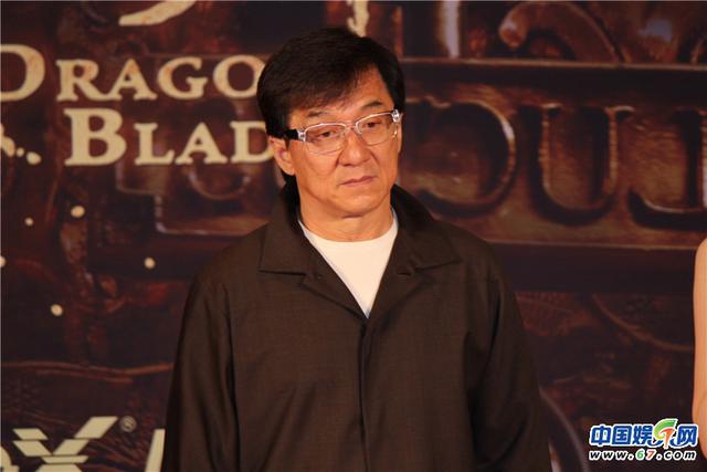 成龙神情落寞 筷子兄弟“小苹果版”主题曲笑翻全场