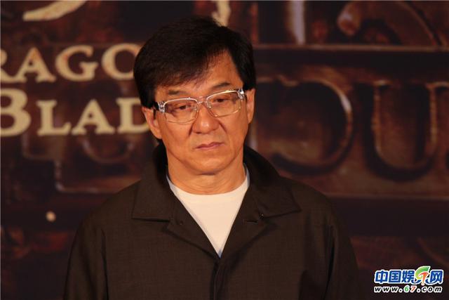 成龙神情落寞 筷子兄弟“小苹果版”主题曲笑翻全场