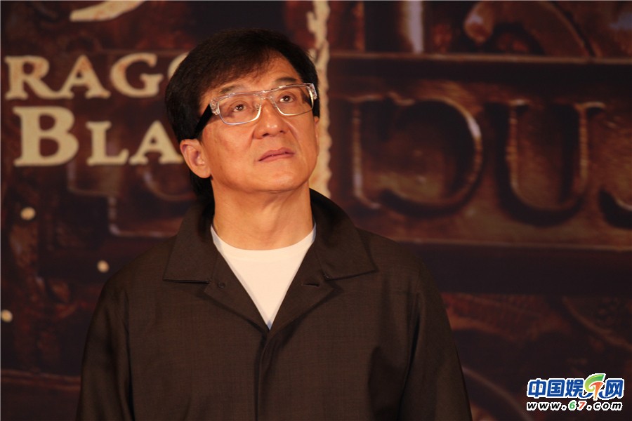 成龙神情落寞 筷子兄弟“小苹果版”主题曲笑翻全场