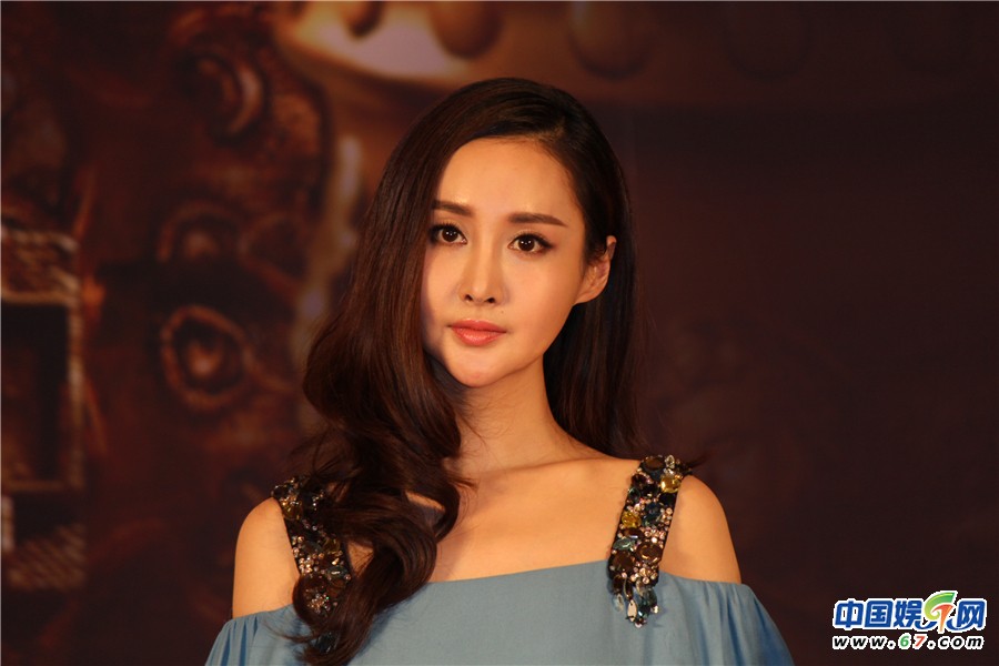 成龙神情落寞 筷子兄弟“小苹果版”主题曲笑翻全场