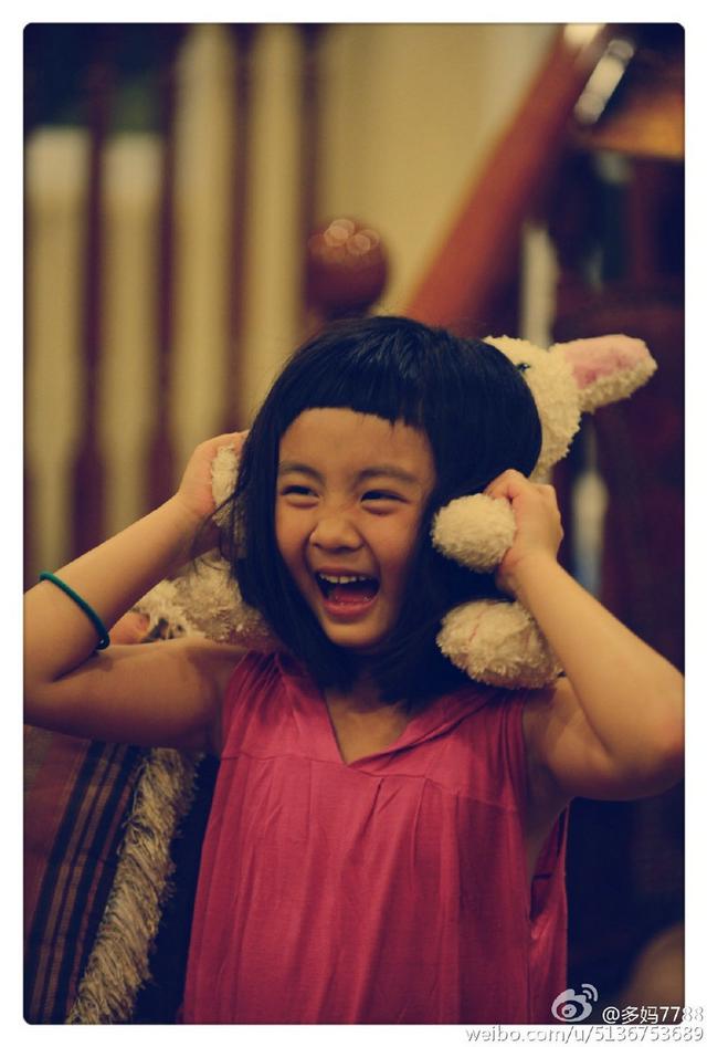 黄多多剪头帘露宽额头似Grace 穿斑马装自咬尾巴