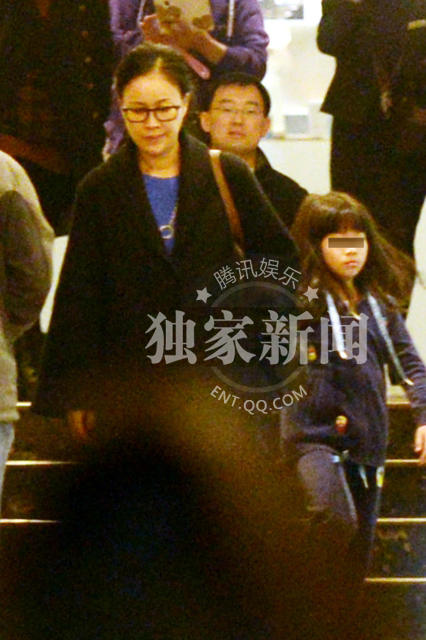 那英带着两个孩子逛商场