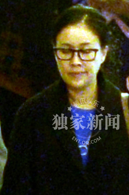 那英带着两个孩子逛商场