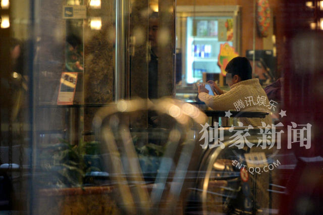 那英带着两个孩子逛商场