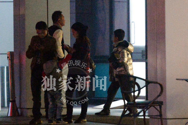 那英带着两个孩子逛商场