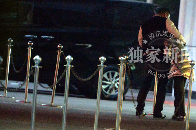 那英带着两个孩子逛商场