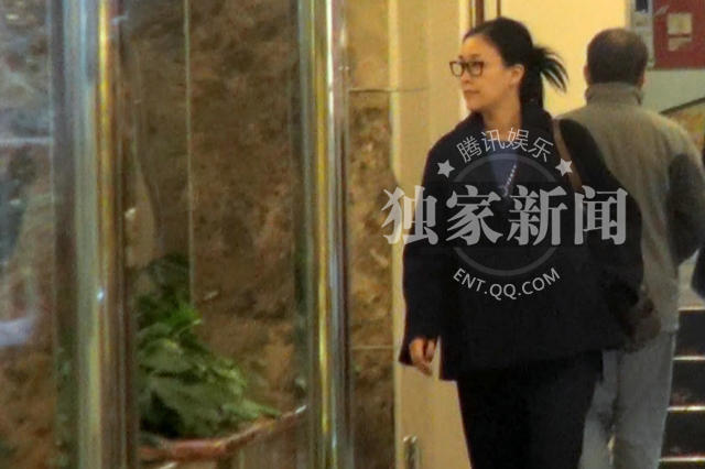 那英带着两个孩子逛商场