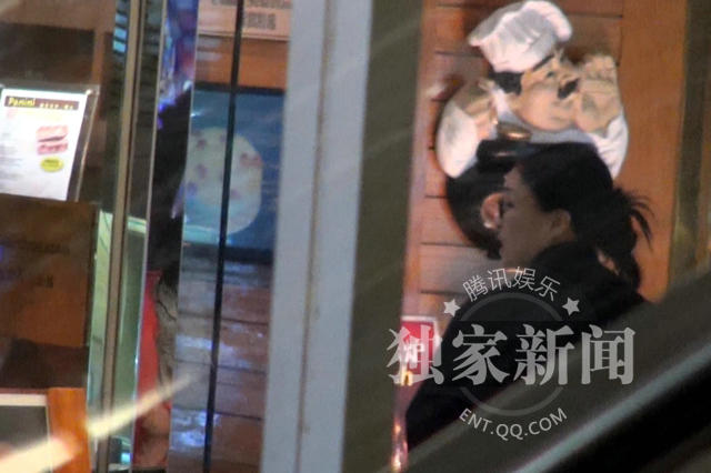 那英带着两个孩子逛商场