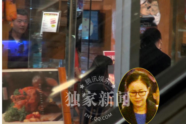 那英带着两个孩子逛商场