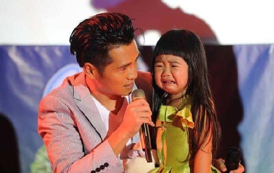 曹格抱女儿现身机场 行程满档累趴姐姐Grace