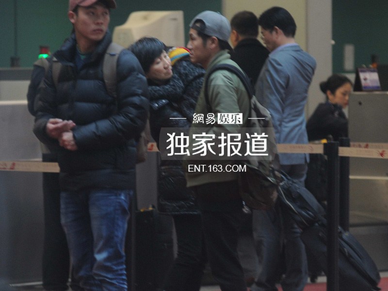 曹格抱女儿现身机场 行程满档累趴姐姐Grace
