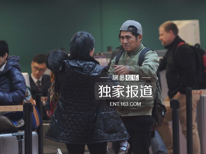 曹格抱女儿现身机场 行程满档累趴姐姐Grace