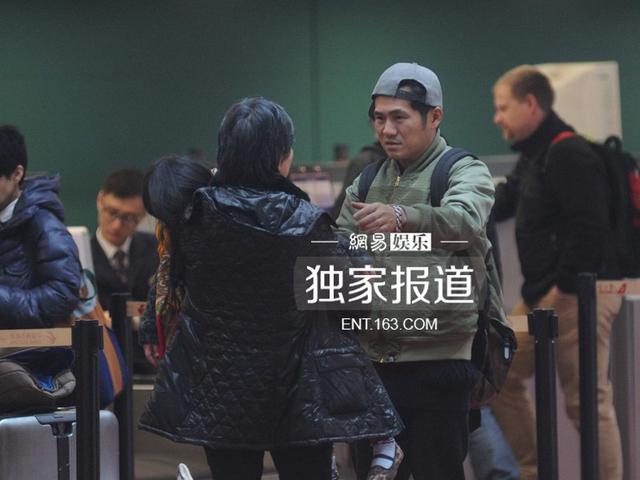 曹格抱女儿现身机场 行程满档累趴姐姐Grace