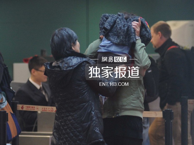 曹格抱女儿现身机场 行程满档累趴姐姐Grace