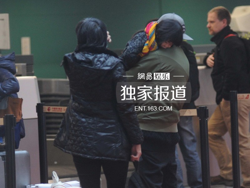 曹格抱女儿现身机场 行程满档累趴姐姐Grace