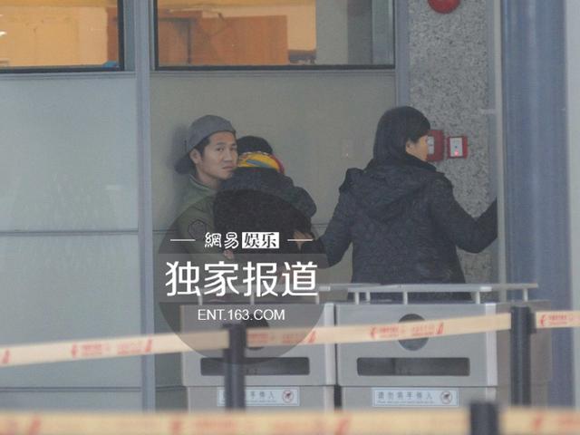 曹格抱女儿现身机场 行程满档累趴姐姐Grace
