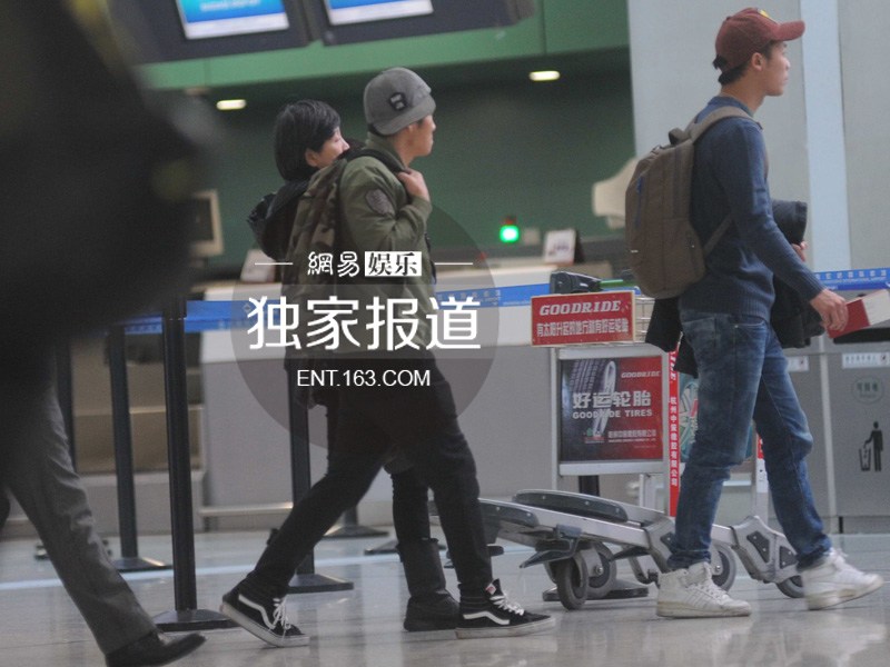 曹格抱女儿现身机场 行程满档累趴姐姐Grace