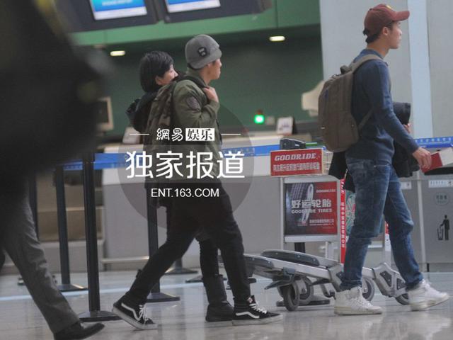 曹格抱女儿现身机场 行程满档累趴姐姐Grace