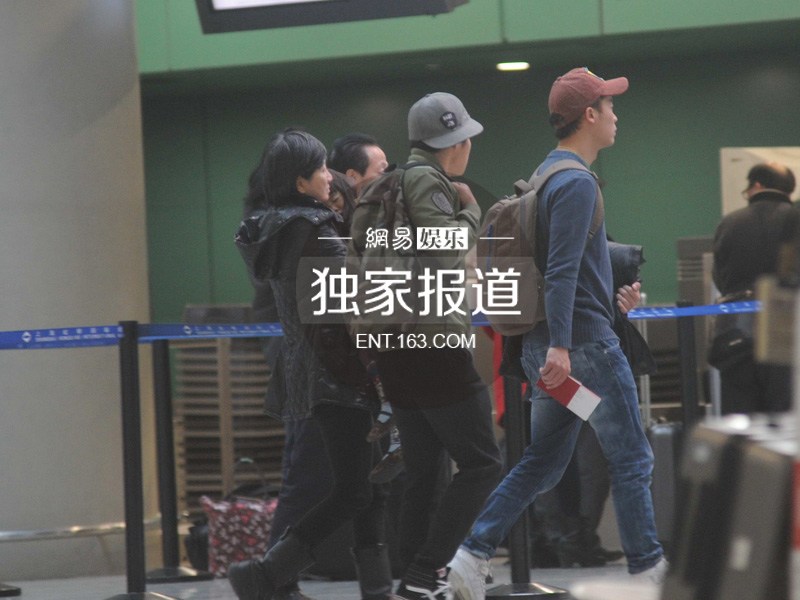 曹格抱女儿现身机场 行程满档累趴姐姐Grace