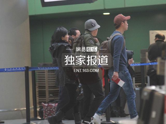 曹格抱女儿现身机场 行程满档累趴姐姐Grace