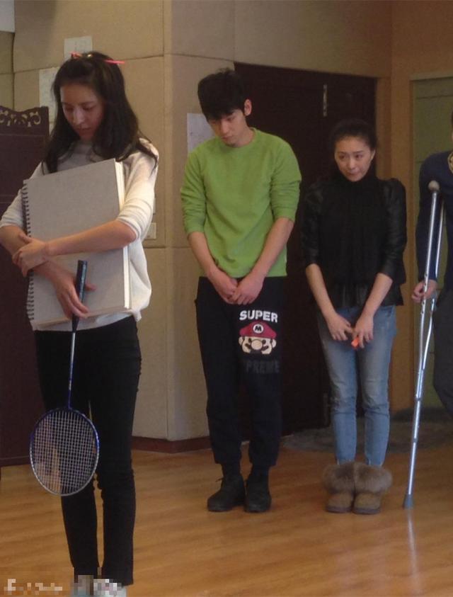 张予曦素颜排练 难见笑容