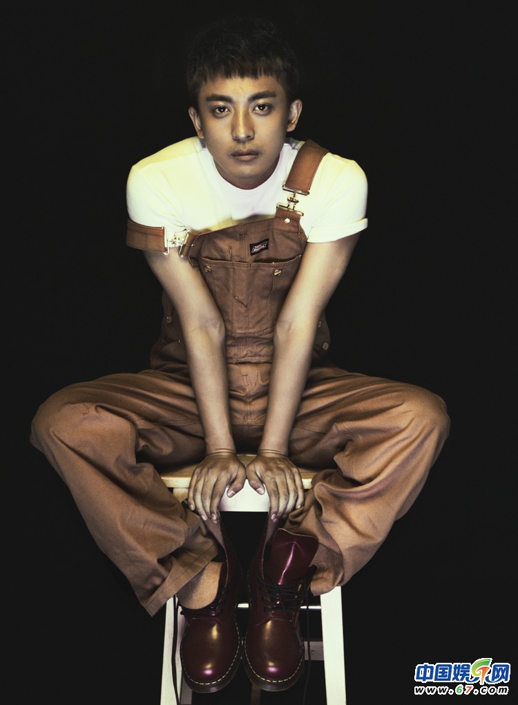 李佳航最新写真 鬼马熟范玩转双重风格