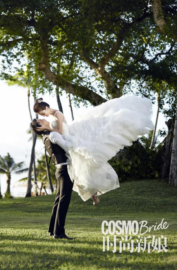 李佳航李晟婚照曝光 海边相拥上演浪漫时刻