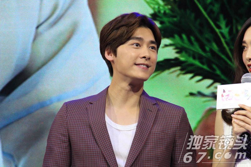 《活色生香》发布会唐嫣舒畅争艳 李易峰陈伟霆大秀基情