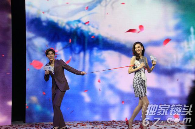 《活色生香》发布会唐嫣舒畅争艳 李易峰陈伟霆大秀基情