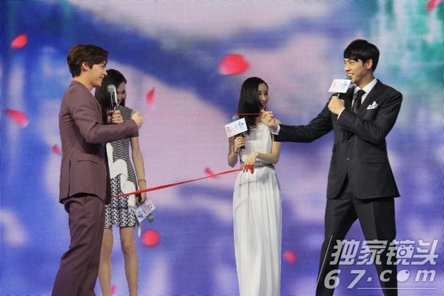 《活色生香》发布会唐嫣舒畅争艳 李易峰陈伟霆大秀基情