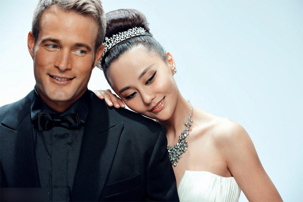 马雅舒挺孕肚腰身纤细 一家四口逛超市买水果