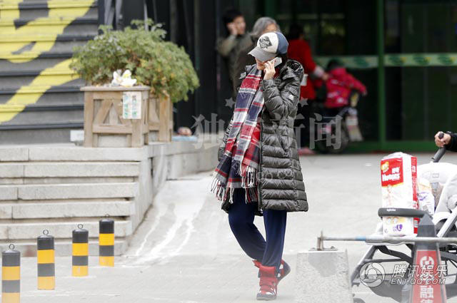 马雅舒挺孕肚现身