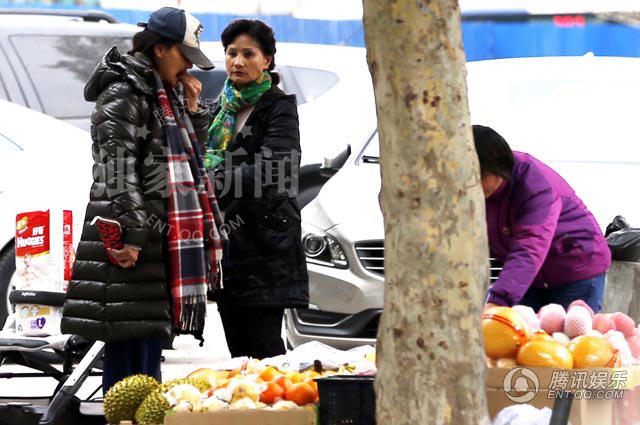 马雅舒挺孕肚现身