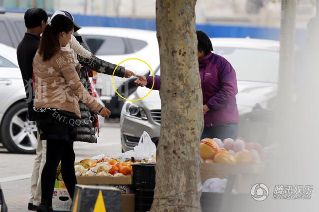 马雅舒挺孕肚现身