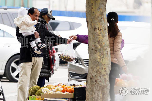 马雅舒挺孕肚现身