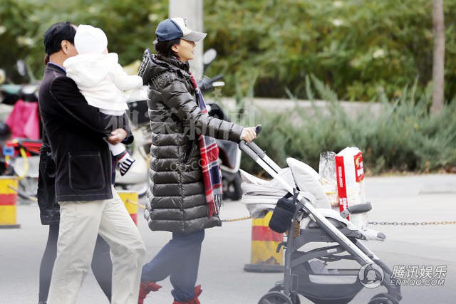 马雅舒挺孕肚现身