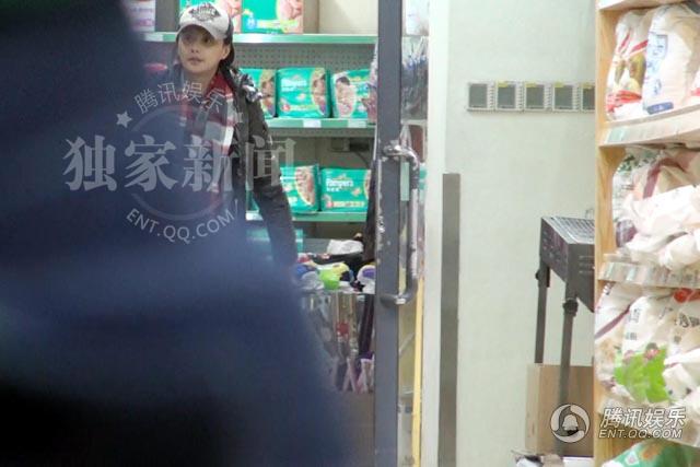 马雅舒挺孕肚现身