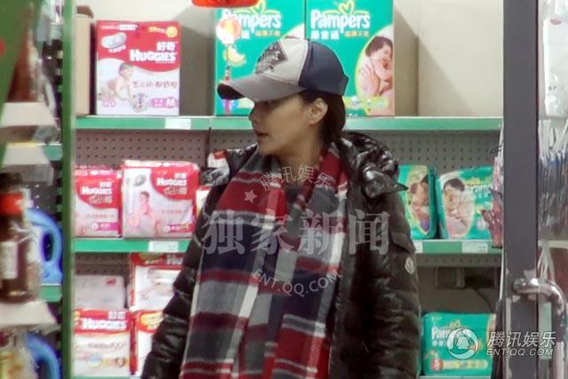 马雅舒挺孕肚腰身纤细 一家四口逛超市买水果