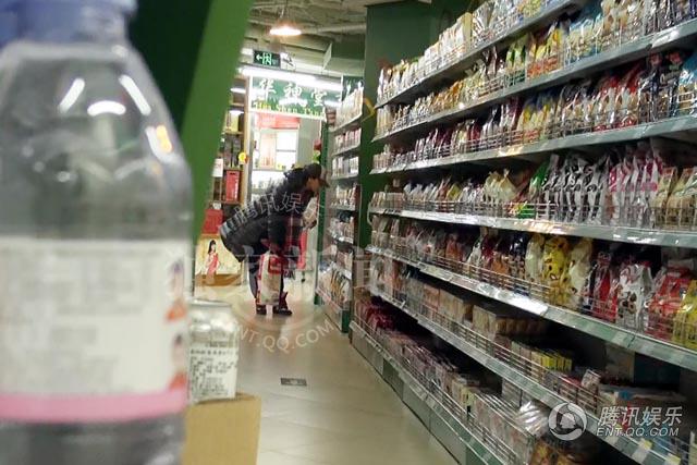 马雅舒挺孕肚现身