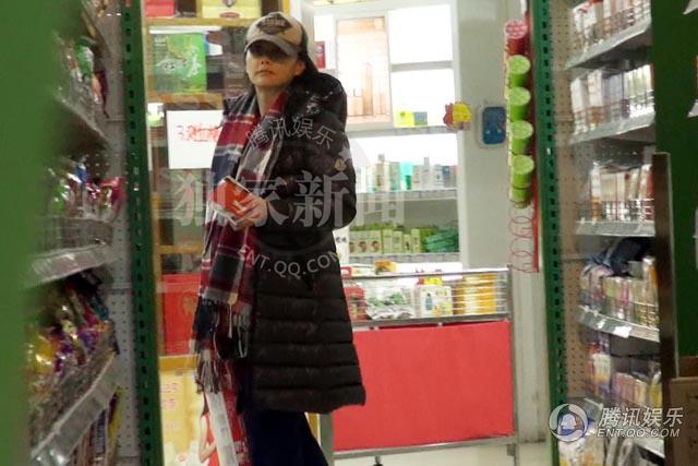 马雅舒挺孕肚现身