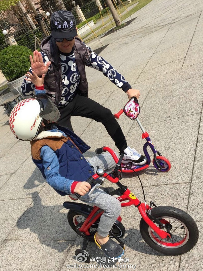 林志颖与儿子手牵手玩耍微发福 Kimi绑救生衣海边狂奔