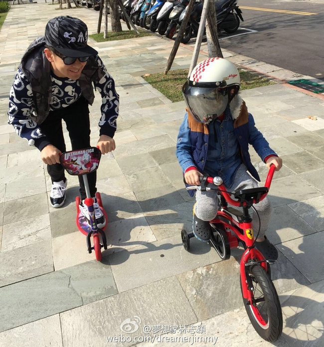 林志颖与儿子手牵手玩耍微发福 Kimi绑救生衣海边狂奔