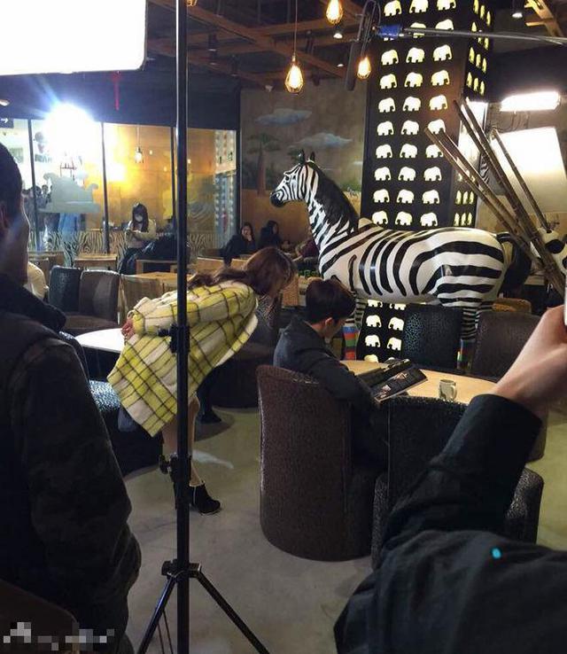 井柏然郑爽在咖啡厅中拍摄