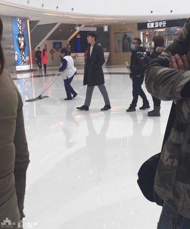 井柏然身姿挺拔