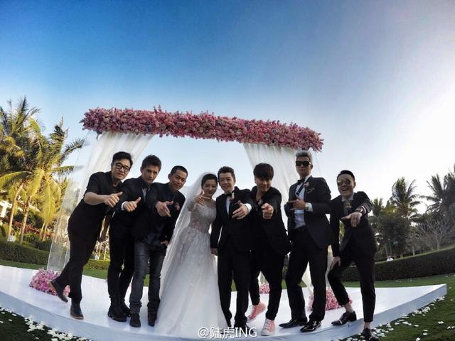 王栎鑫夫妇和伴郎团