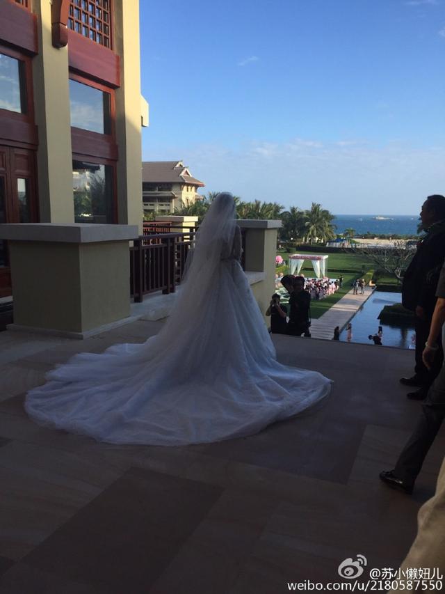 新娘子婚纱垂地