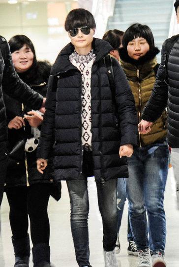 李宇春无名指戴戒指现身遭围堵