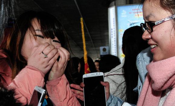 李宇春无名指戴戒指现身遭围堵
