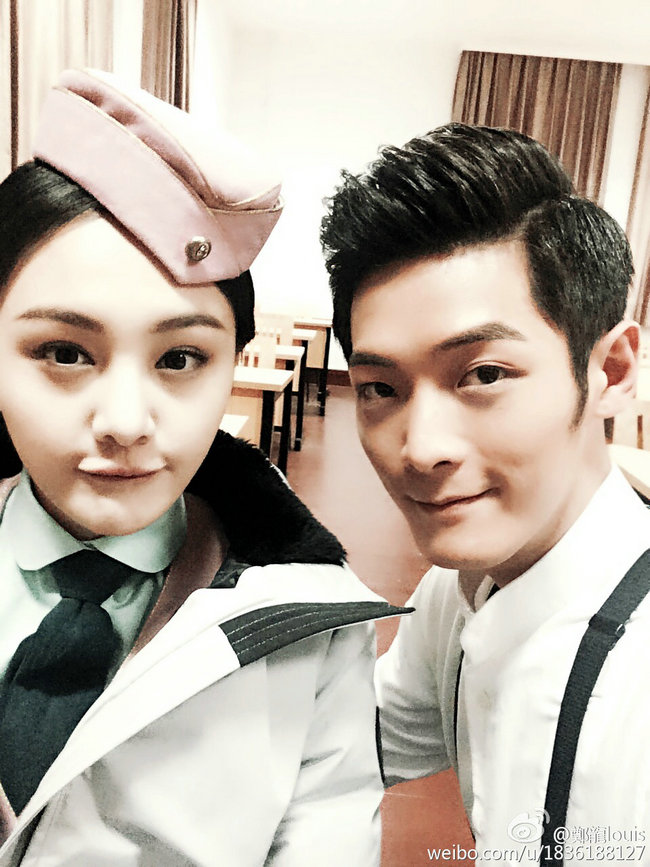 清纯已丢！小仙女郑爽瞪眼嘟嘴卖萌 遭谢依霖钻裙底欲穿越