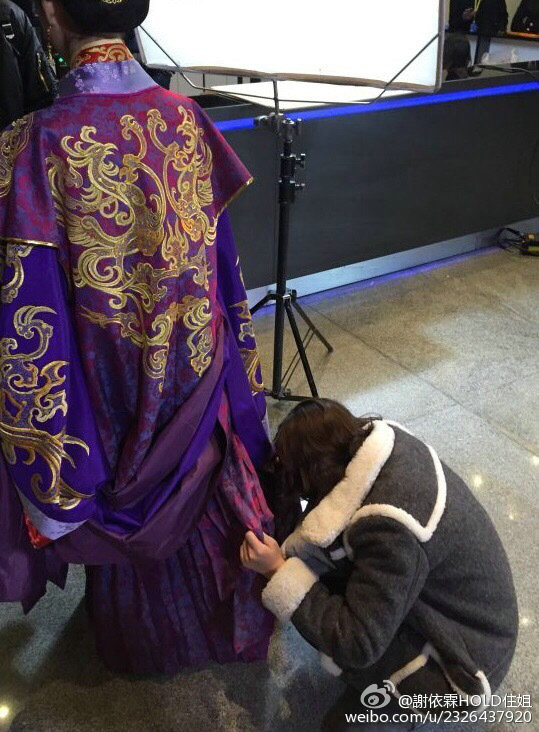 清纯已丢！小仙女郑爽瞪眼嘟嘴卖萌 遭谢依霖钻裙底欲穿越